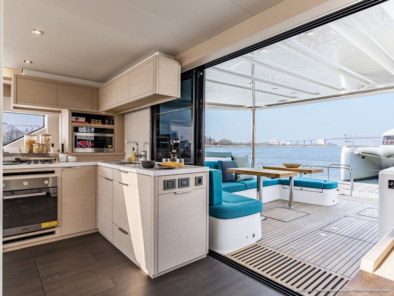 LAGOON-55-Cuisinet-Salon-Exterieur-scaled