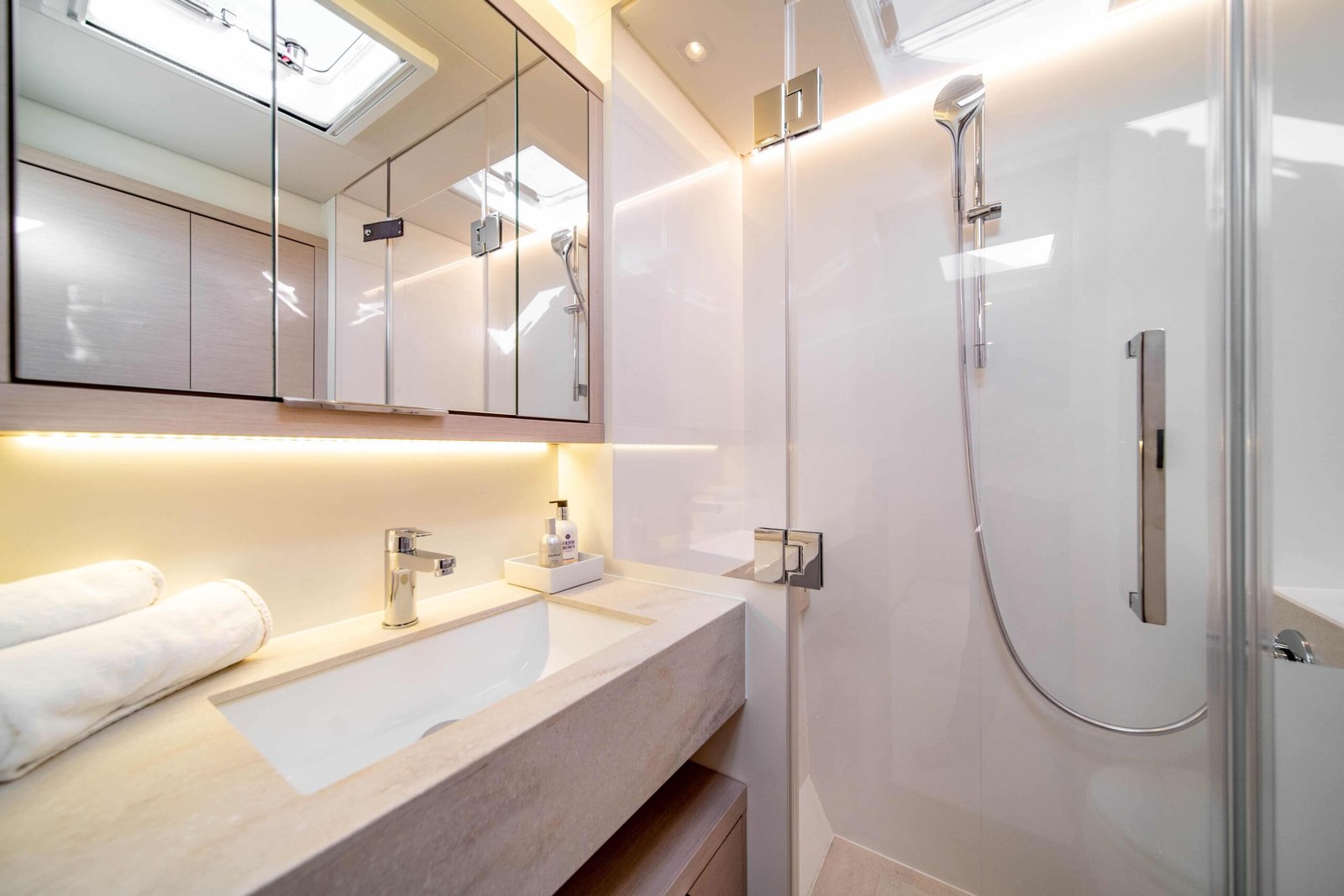 LAGOON-55-Salle-de-Bain-scaled