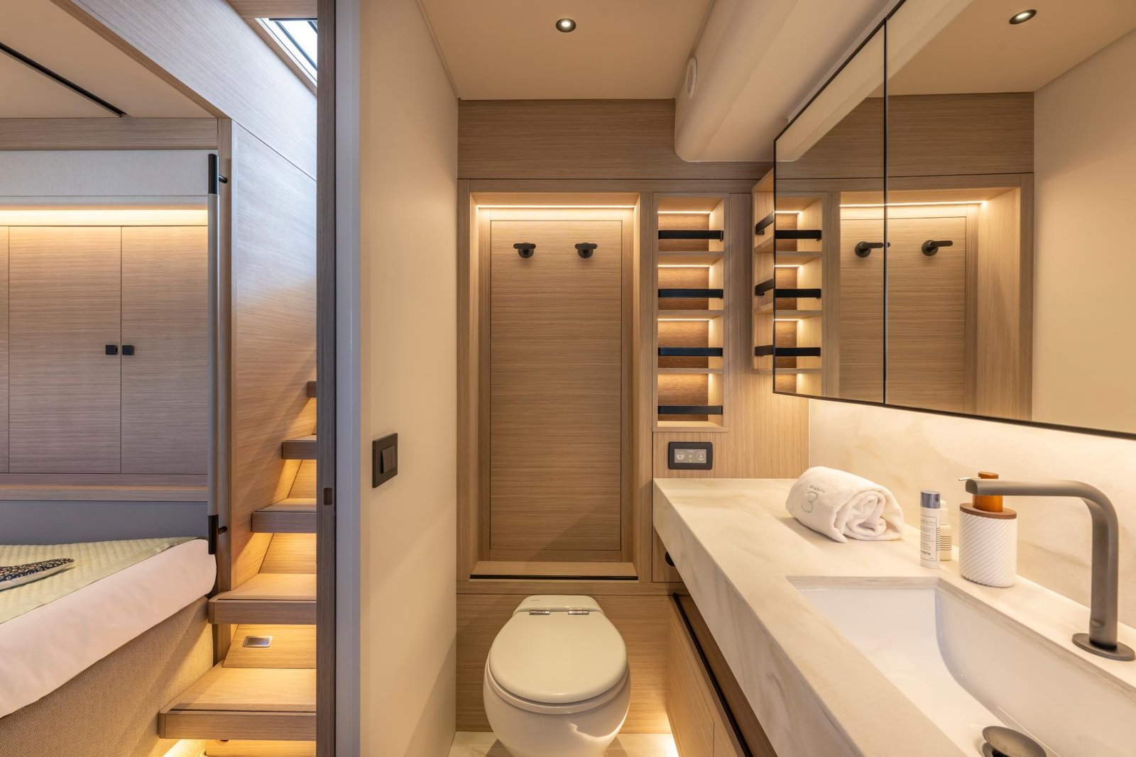 LAGOONN_EIGHTY3_INTERIOR