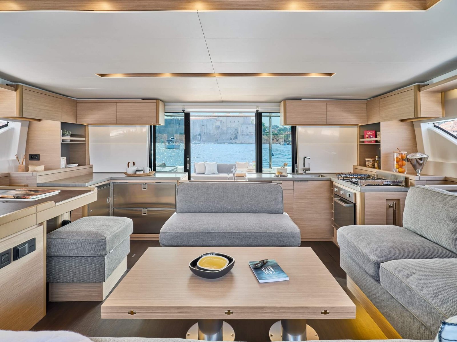 Lagoon-51-carre-interieur-2-1-1