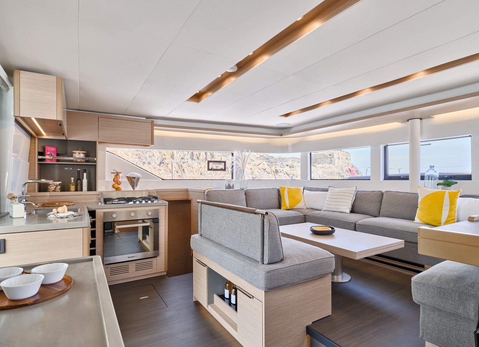 Lagoon-51-carre-interieur-et-cuisine-1-1
