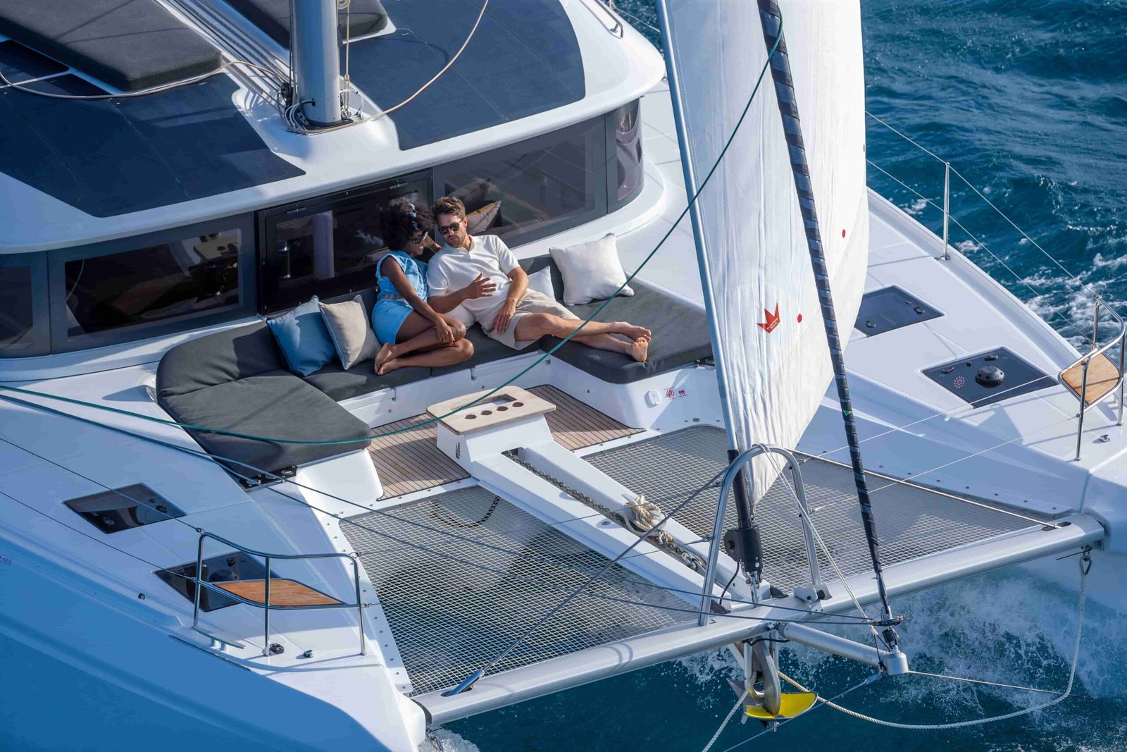 Lagoon-51-cockpit-avant-de-loin-2-1-scaled