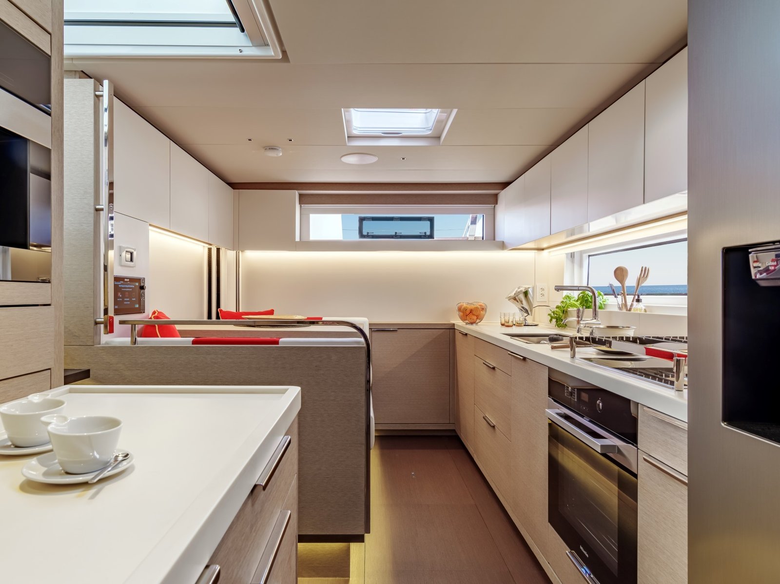 imgi_14_catamaran-lagoon-sixty-5-galley