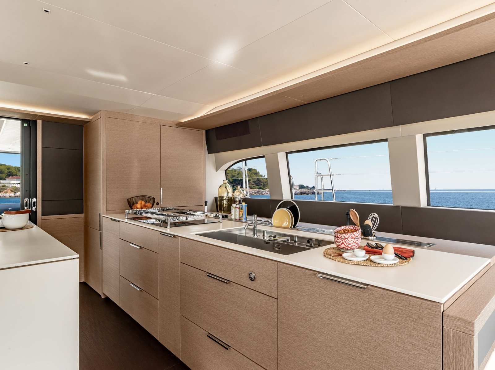 imgi_17_catamaran-lagoon-sixty-5-galley-02